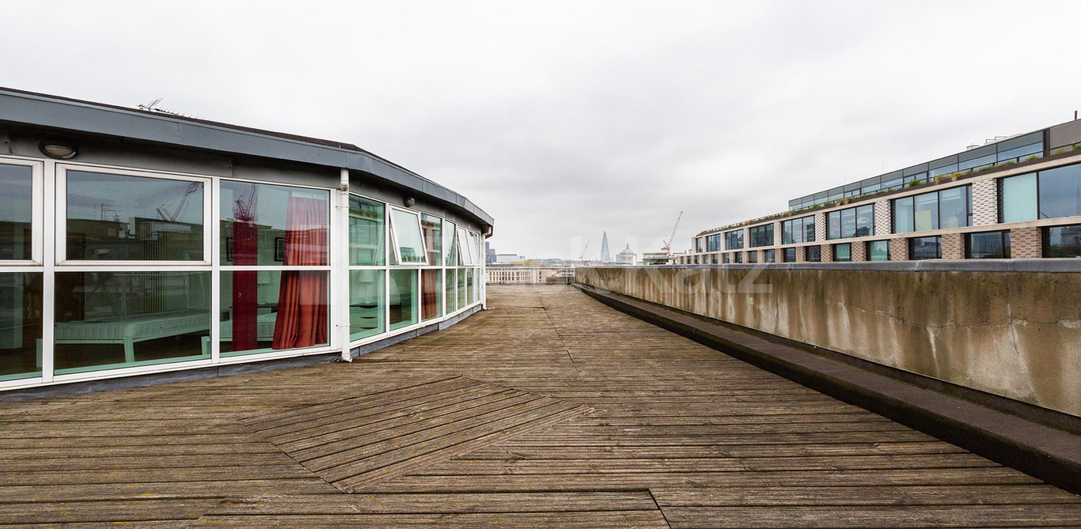 			PENTHOUSE WITH ROOF TERRACE!, 4 Bedroom, 1 bath, 1 reception Flat			 Farringdon Road, CLERKENWELL / HOLBORN